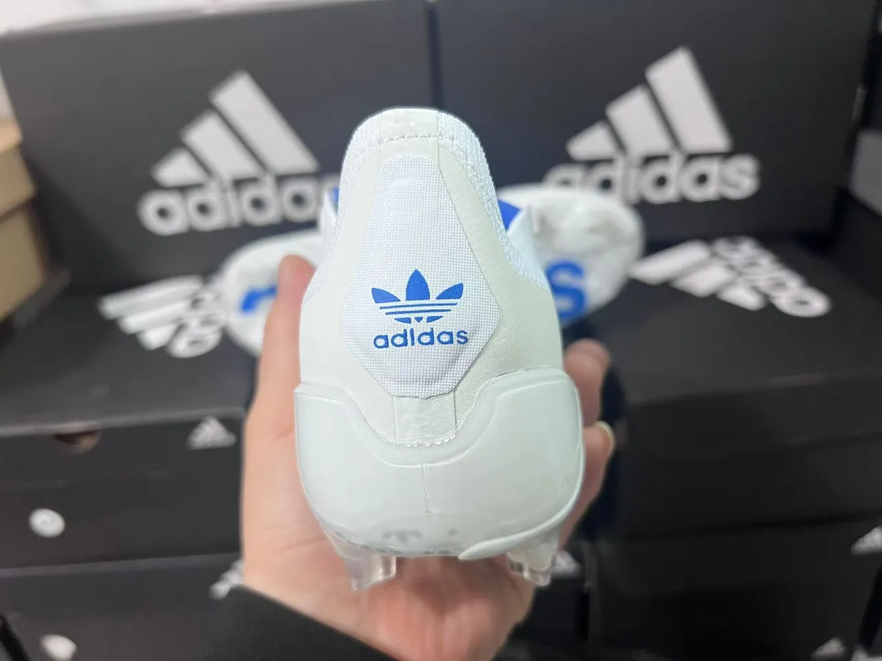 Adidas branco e azul sem cadarço fecho de alça contraforte do calcanhar translúcido terreno firme sapatos de futebol 5