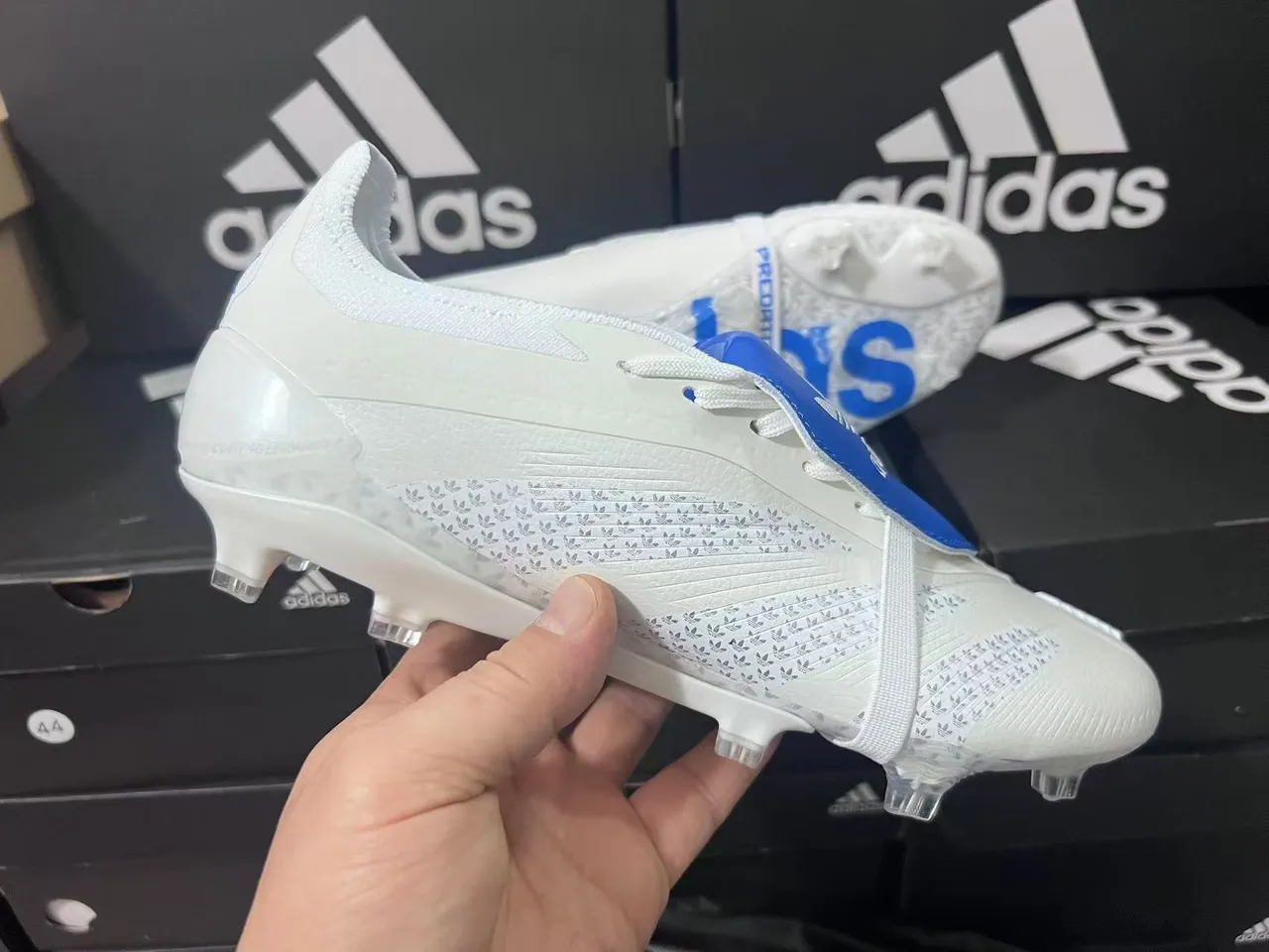 Adidas branco e azul sem cadarço fecho de alça contraforte do calcanhar translúcido terreno firme sapatos de futebol 7