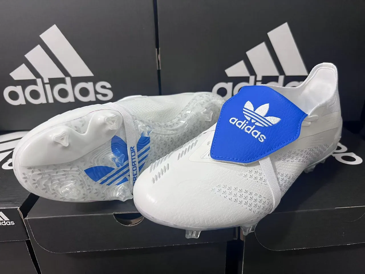 Adidas branco e azul sem cadarço fecho de alça contraforte do calcanhar translúcido terreno firme sapatos de futebol 8