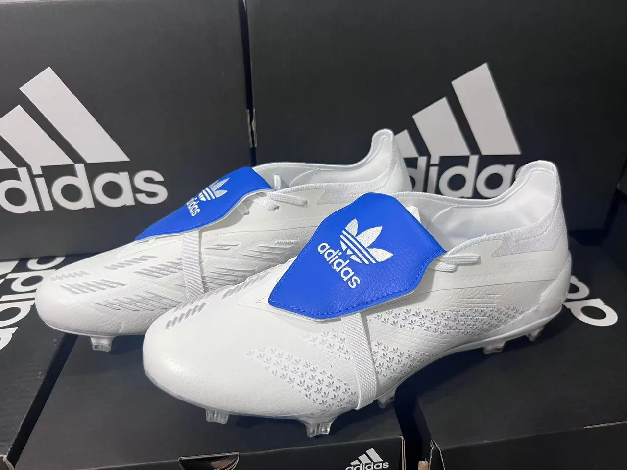 Adidas branco e azul sem cadarço fecho de alça contraforte do calcanhar translúcido terreno firme sapatos de futebol 9