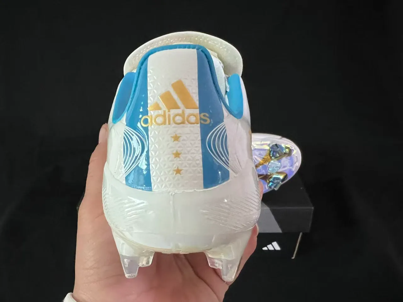 Adidas Tênis de futebol branco e azul com gola de ajuste de meia, padrão de ondas, três listras e superfície firme 3