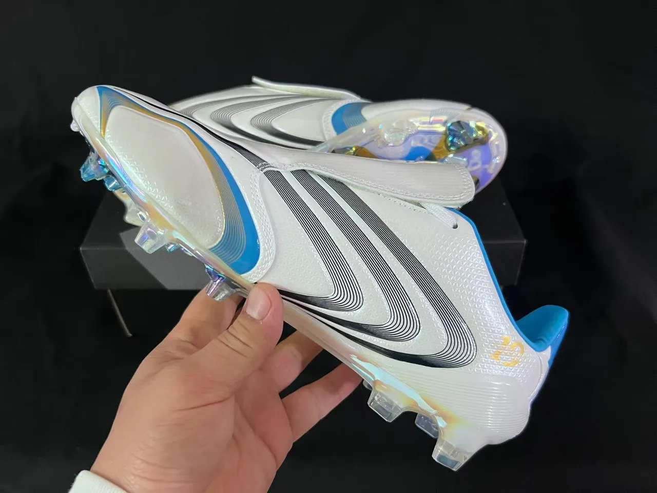 Adidas Tênis de futebol branco e azul com gola de ajuste de meia, padrão de ondas, três listras e superfície firme 4