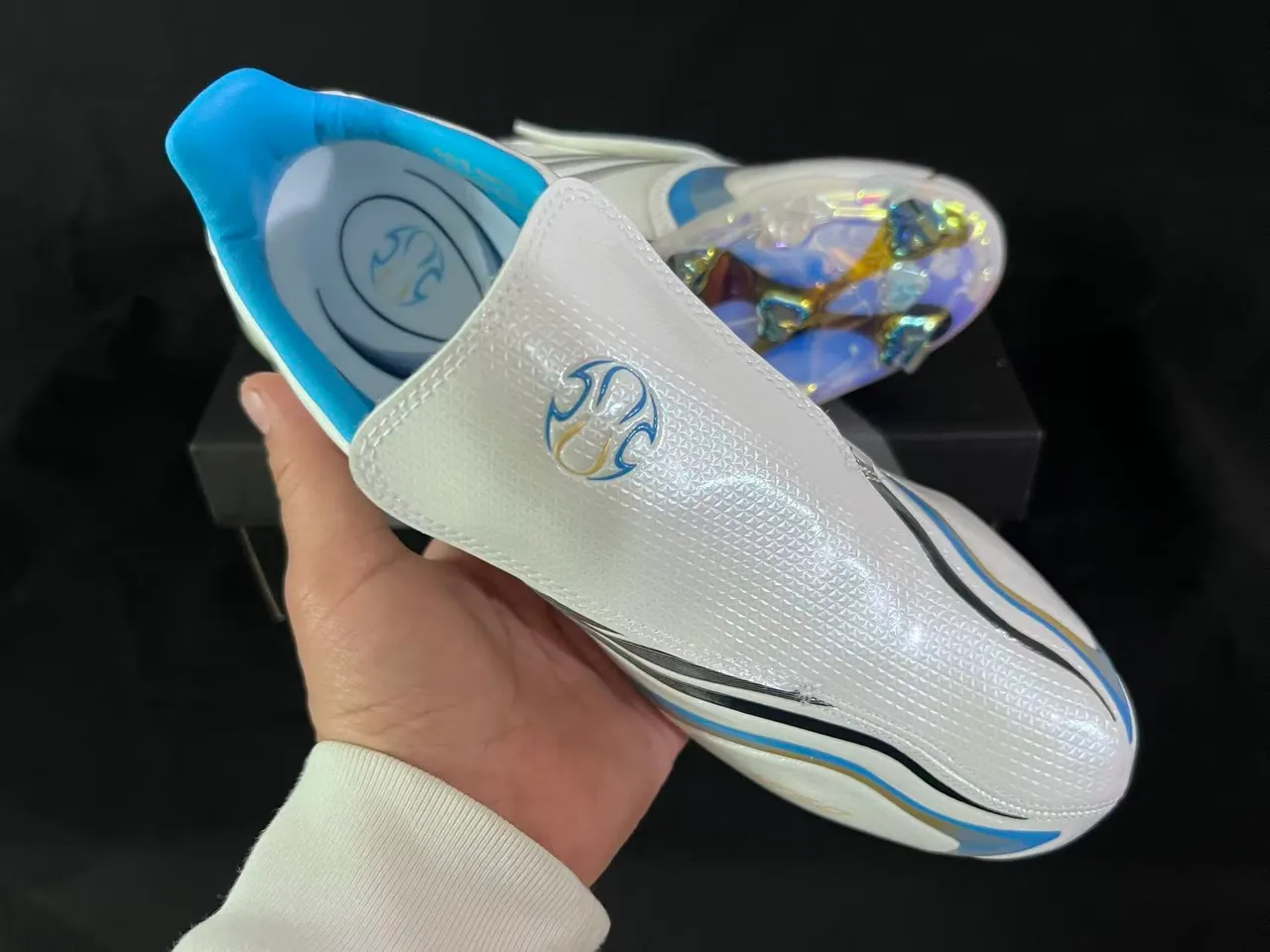Adidas Tênis de futebol branco e azul com gola de ajuste de meia, padrão de ondas, três listras e superfície firme 5