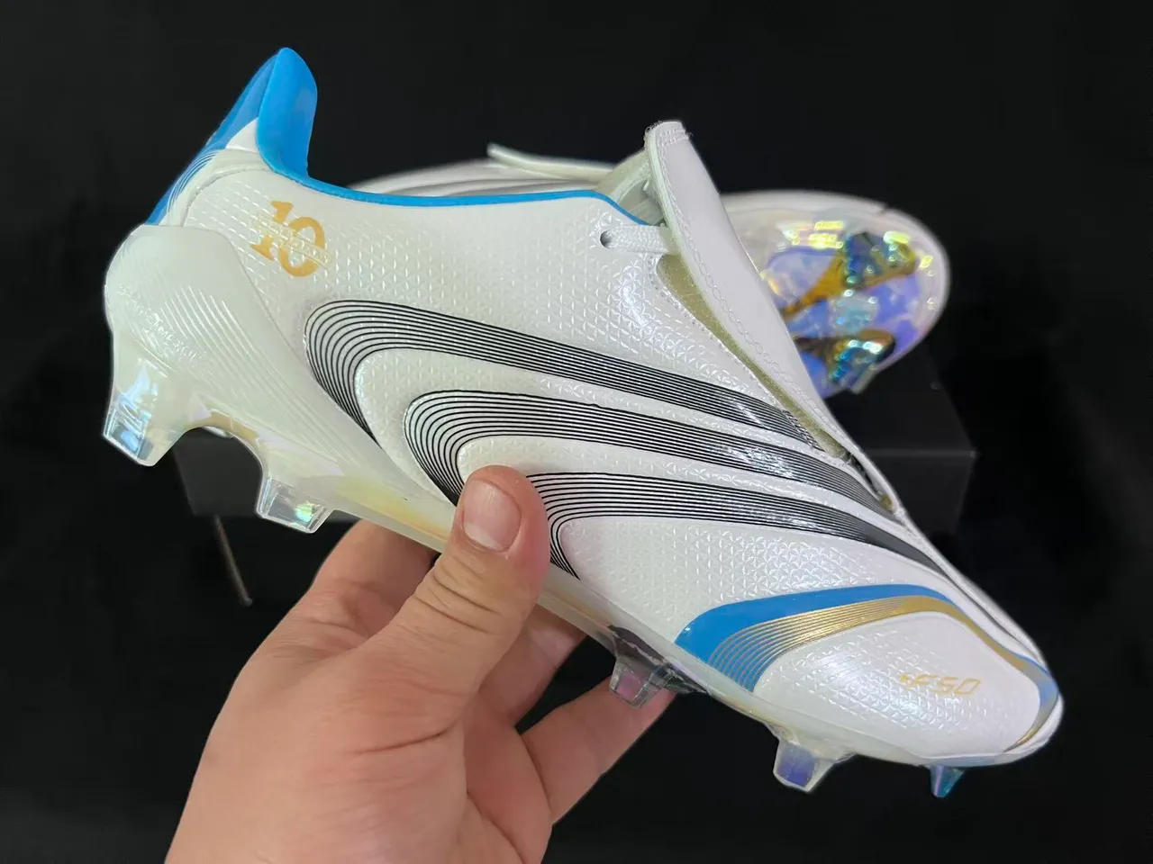 Adidas Tênis de futebol branco e azul com gola de ajuste de meia, padrão de ondas, três listras e superfície firme 6