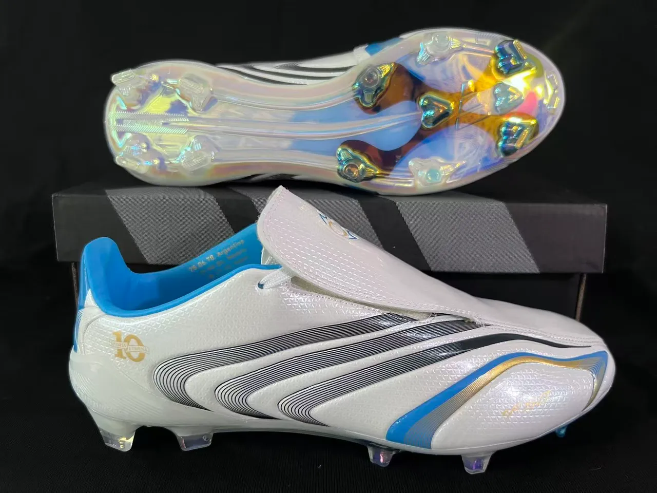 Adidas Tênis de futebol branco e azul com gola de ajuste de meia, padrão de ondas, três listras e superfície firme 7