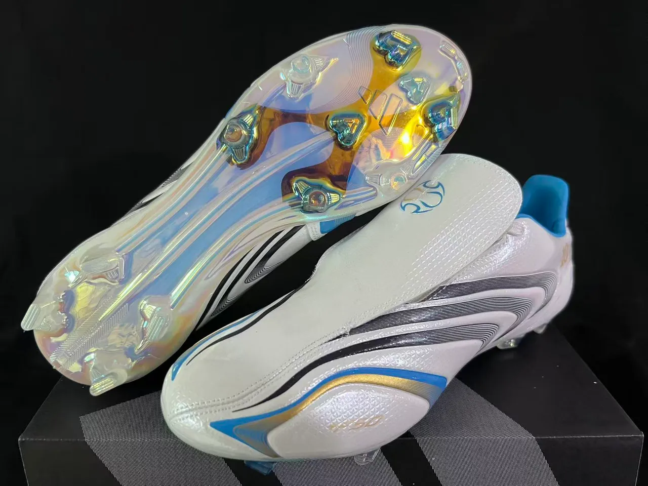 Adidas Tênis de futebol branco e azul com gola de ajuste de meia, padrão de ondas, três listras e superfície firme 8