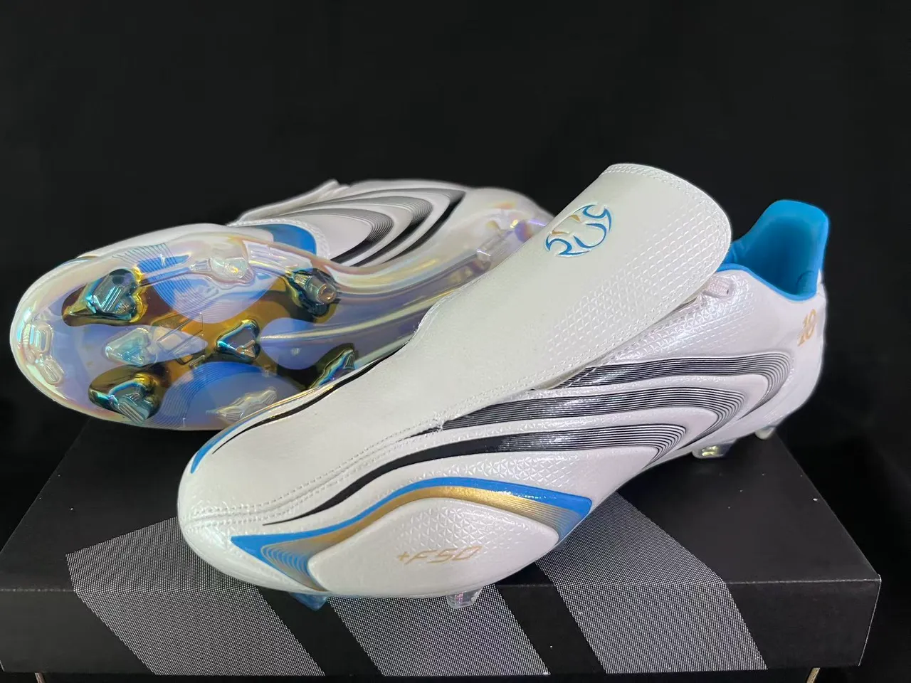 Adidas Tênis de futebol branco e azul com gola de ajuste de meia, padrão de ondas, três listras e superfície firme 9