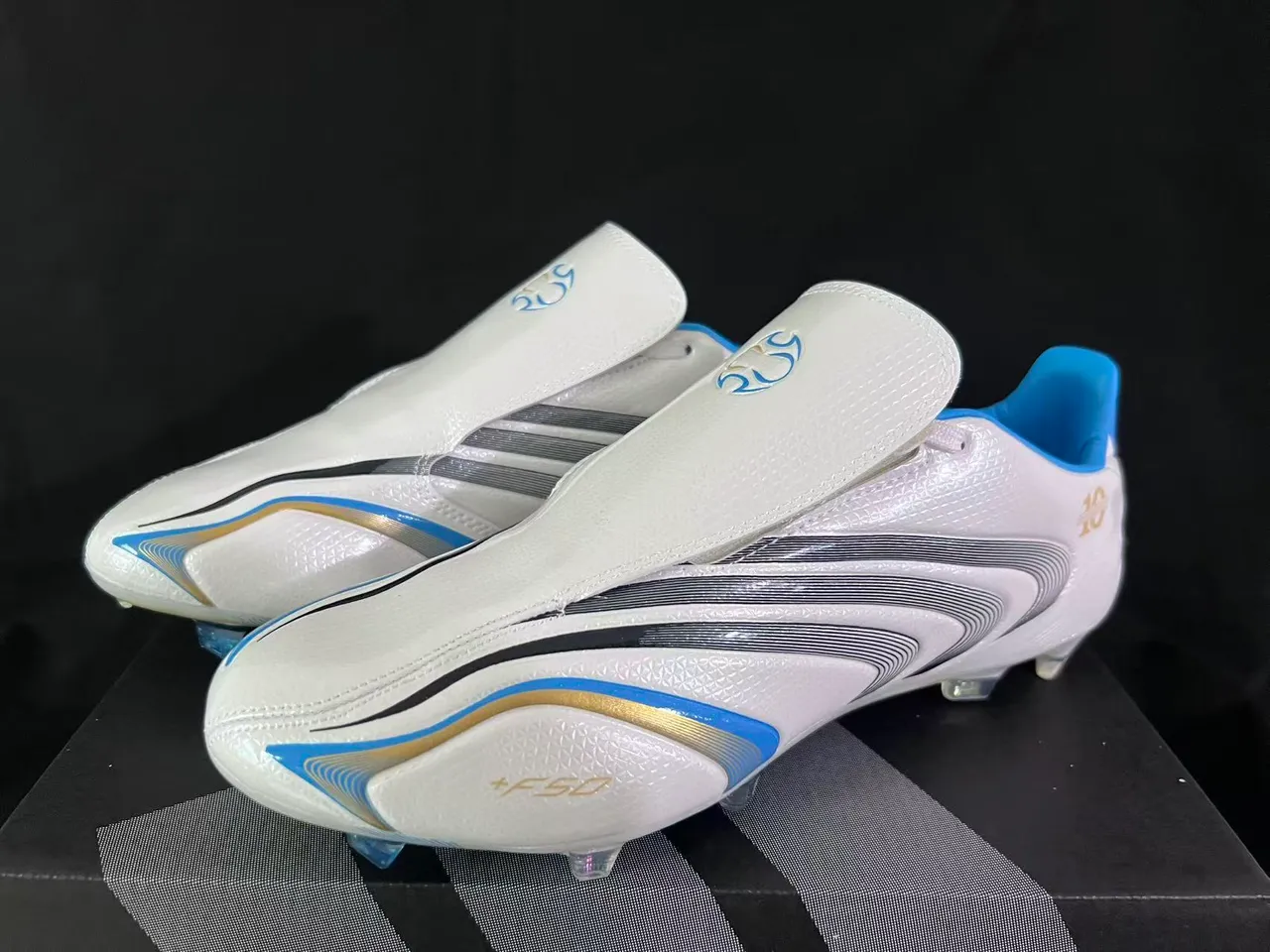 Adidas Tênis de futebol branco e azul com gola de ajuste de meia, padrão de ondas, três listras e superfície firme 10
