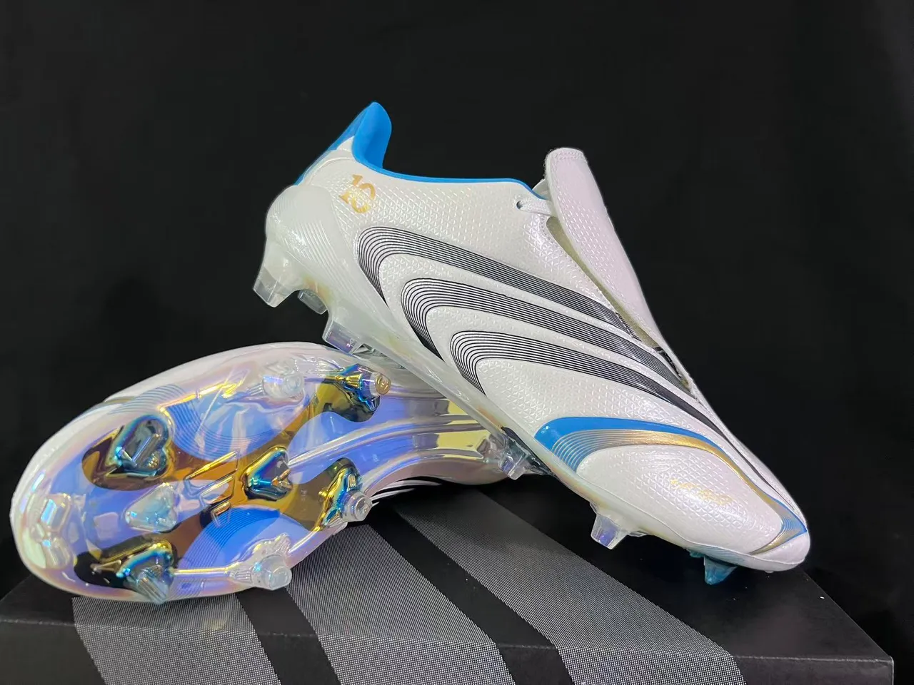 Adidas Tênis de futebol branco e azul com gola de ajuste de meia, padrão de ondas, três listras e superfície firme 11