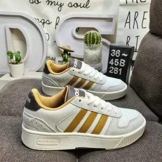 Adidas أبيض ذهبي منخفض الارتفاع مخطط لوح جانبي نمط الحياة أحذية رياضية