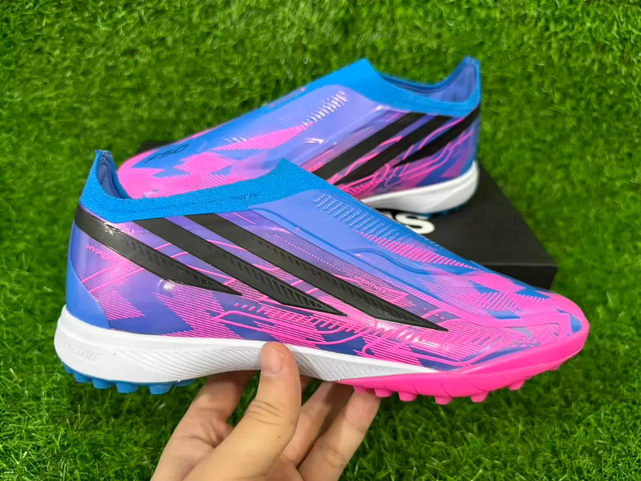 Adidas X Chaussures de soccer en gazon avec upper sock-fit rose violet superposé en gradient iridescent 3