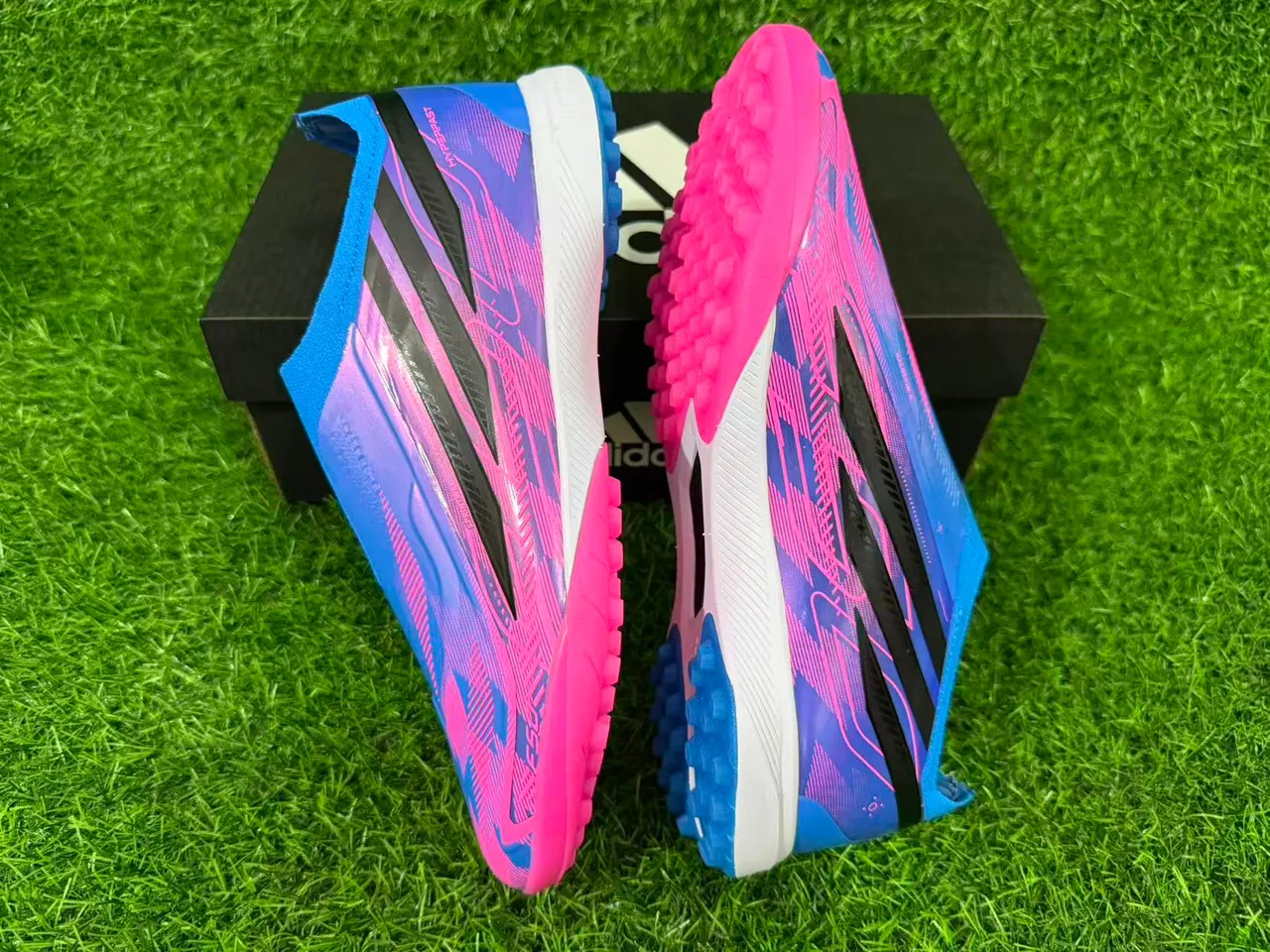 Adidas X Chaussures de soccer en gazon avec upper sock-fit rose violet superposé en gradient iridescent 4