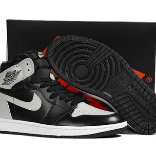 Tênis de basquete Air Jordan 1 cano alto com cabedal em couro preto e cinza