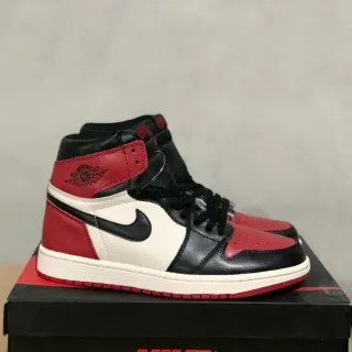 Tênis de basquete de cano alto com painéis de couro Air Jordan 1 preto e vermelho