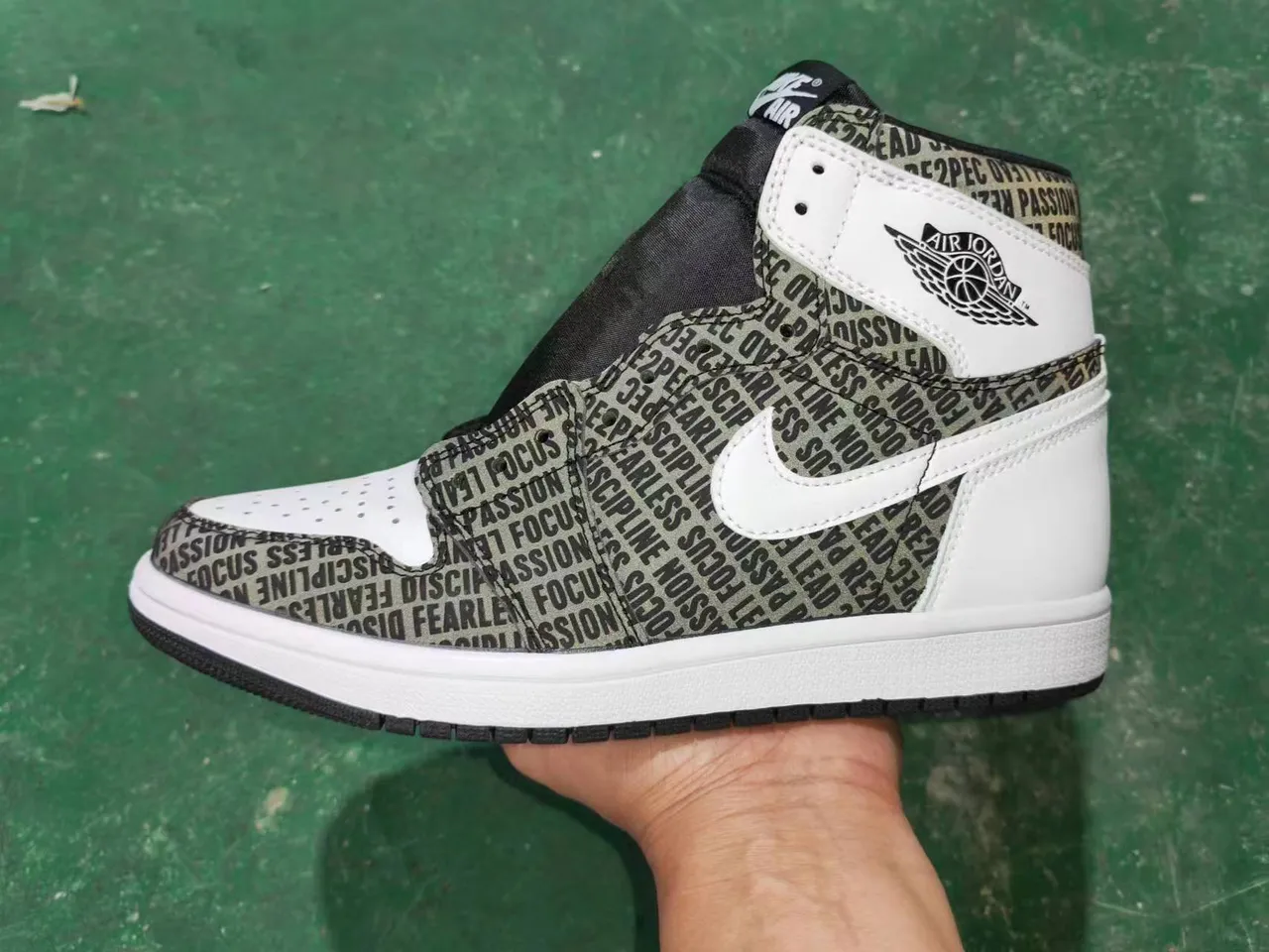 Chaussures de basketball Air Jordan 1 Fear of God noir et blanc 3