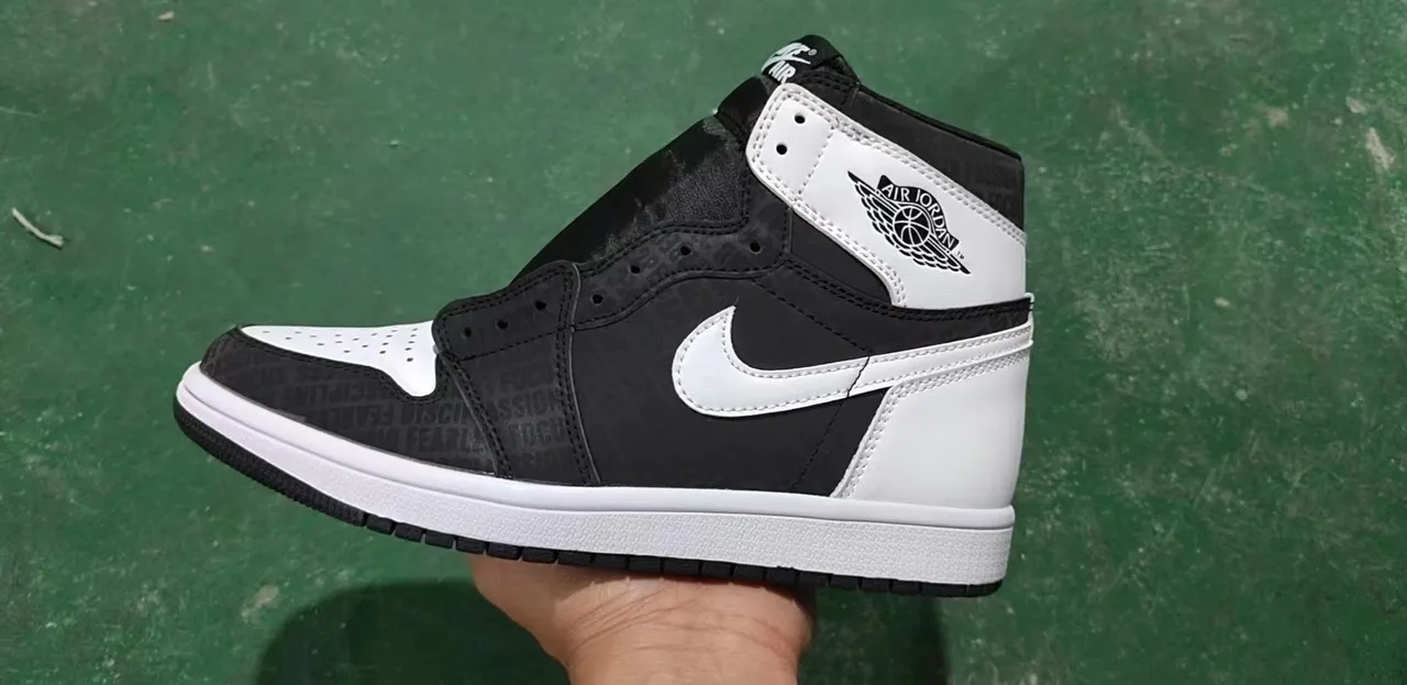 Chaussures de basketball Air Jordan 1 Fear of God noir et blanc 4