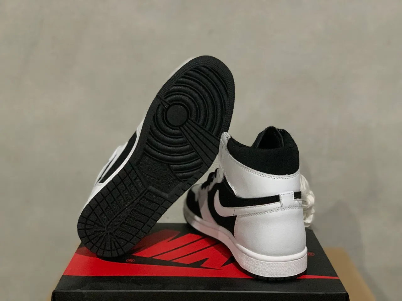 Air Jordan 1 High কালো এবং সাদা বাস্কেটবল জুতা 2