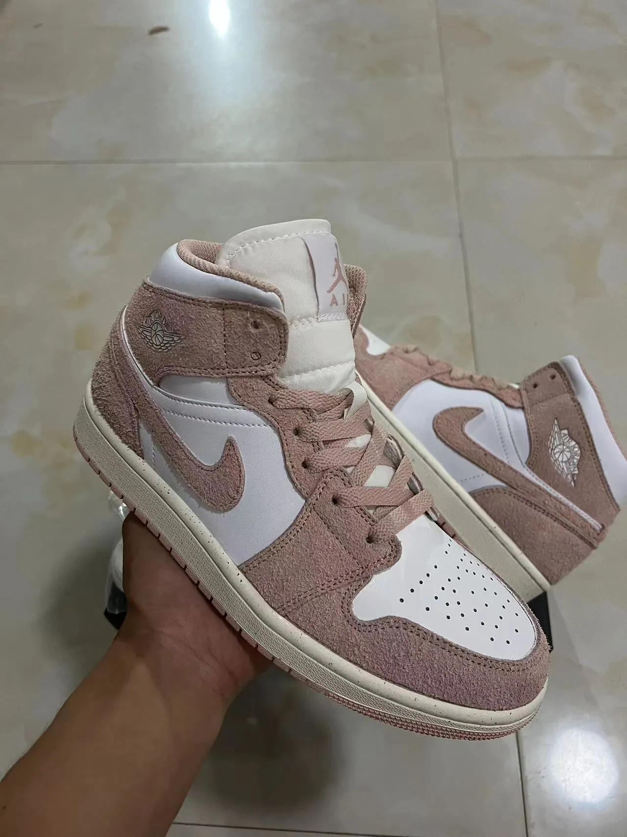Air Jordan 1 High ডাস্টি পিঙ্ক এবং সাদা বাস্কেটবল জুতো 2