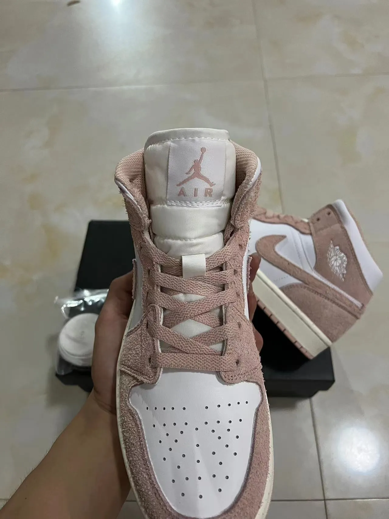 Air Jordan 1 High ডাস্টি পিঙ্ক এবং সাদা বাস্কেটবল জুতো 3