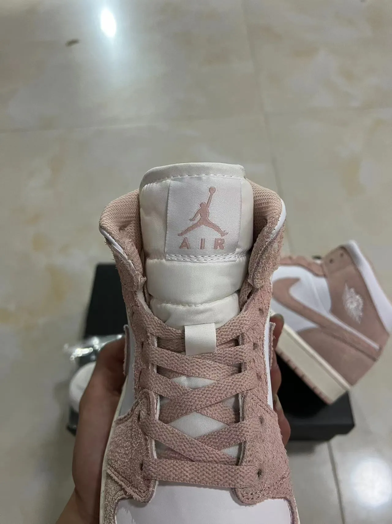 Air Jordan 1 High ডাস্টি পিঙ্ক এবং সাদা বাস্কেটবল জুতো 4