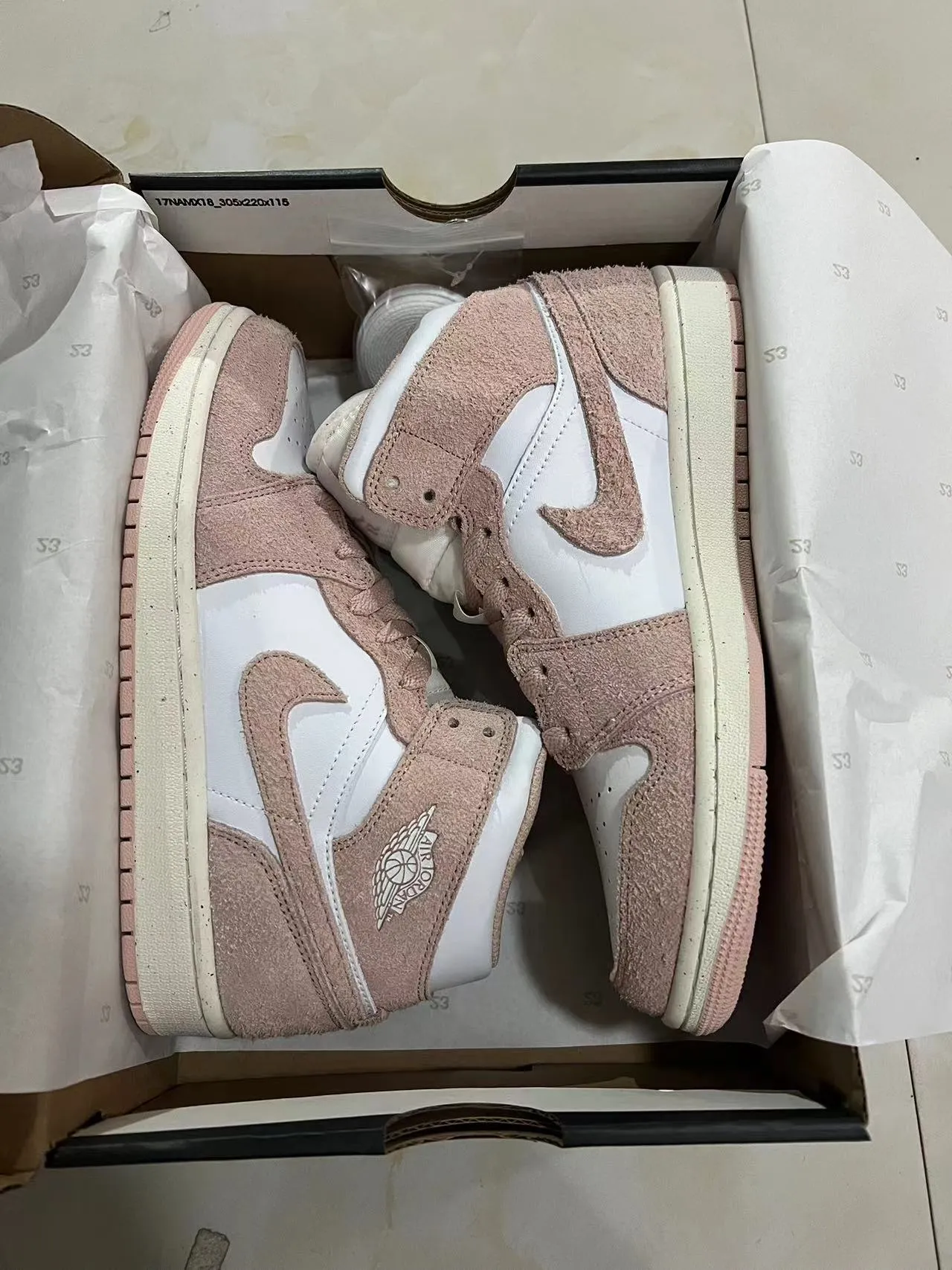 Air Jordan 1 High ডাস্টি পিঙ্ক এবং সাদা বাস্কেটবল জুতো 9