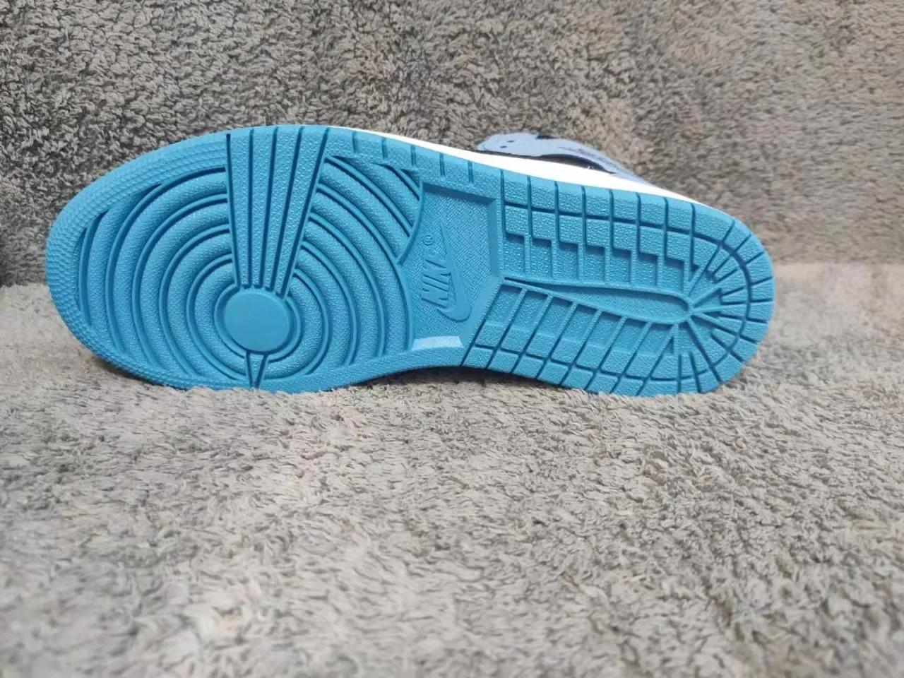 Air Jordan 1 High أزرق فاتح أبيض أسود أحذية كرة السلة 4