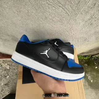 Tênis lifestyle Air Jordan 1 Low preto azul royal branco