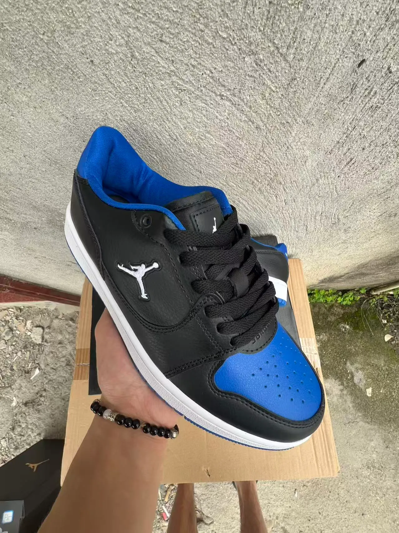 حذاء سنيكرز لايف ستايل Air Jordan 1 Low أسود وأزرق ملكي وأبيض 2
