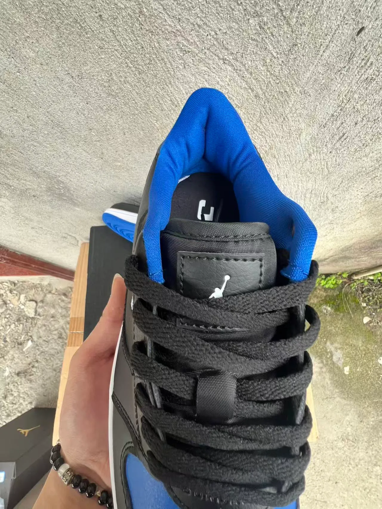 حذاء سنيكرز لايف ستايل Air Jordan 1 Low أسود وأزرق ملكي وأبيض 4