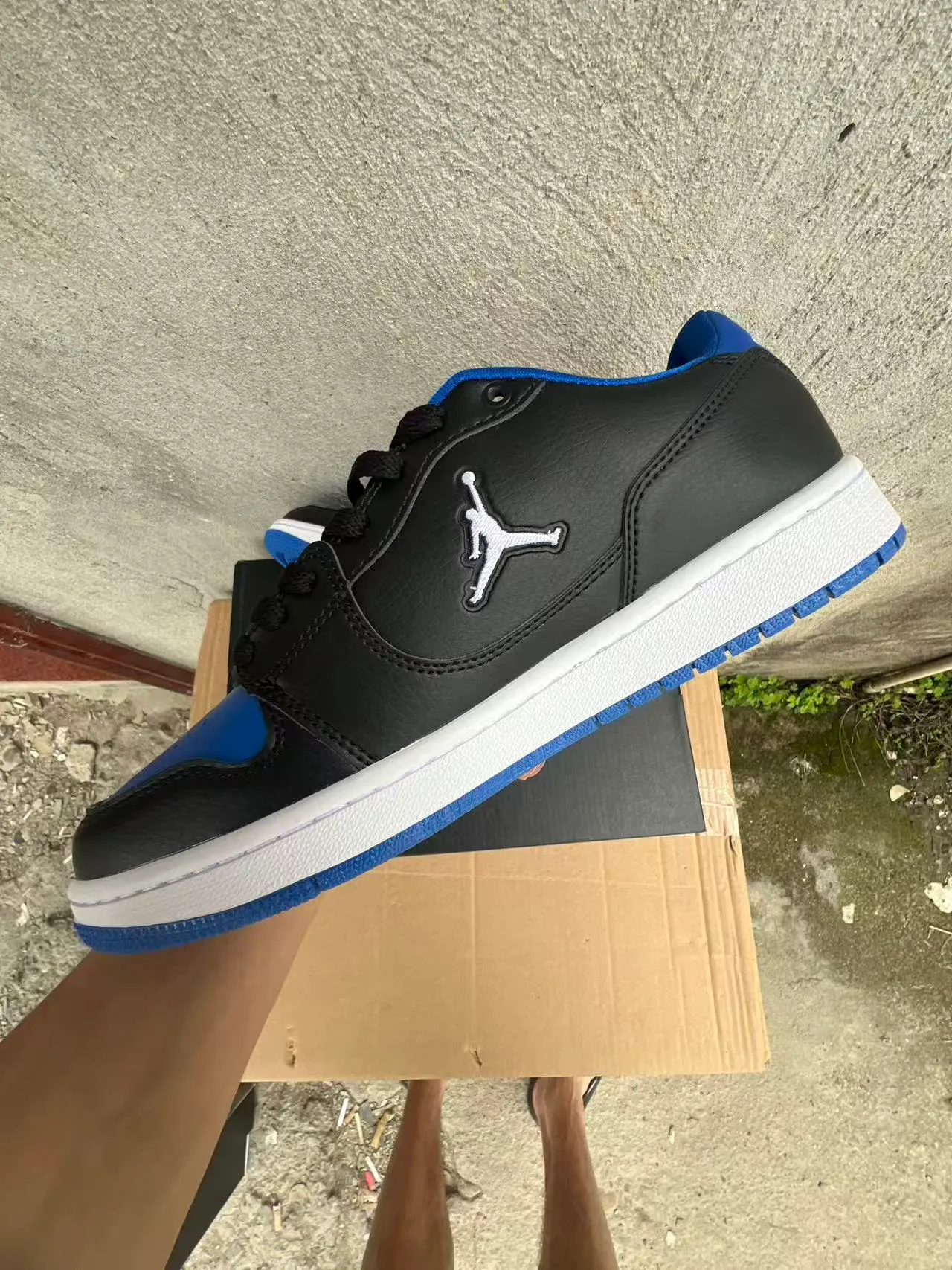 حذاء سنيكرز لايف ستايل Air Jordan 1 Low أسود وأزرق ملكي وأبيض 5