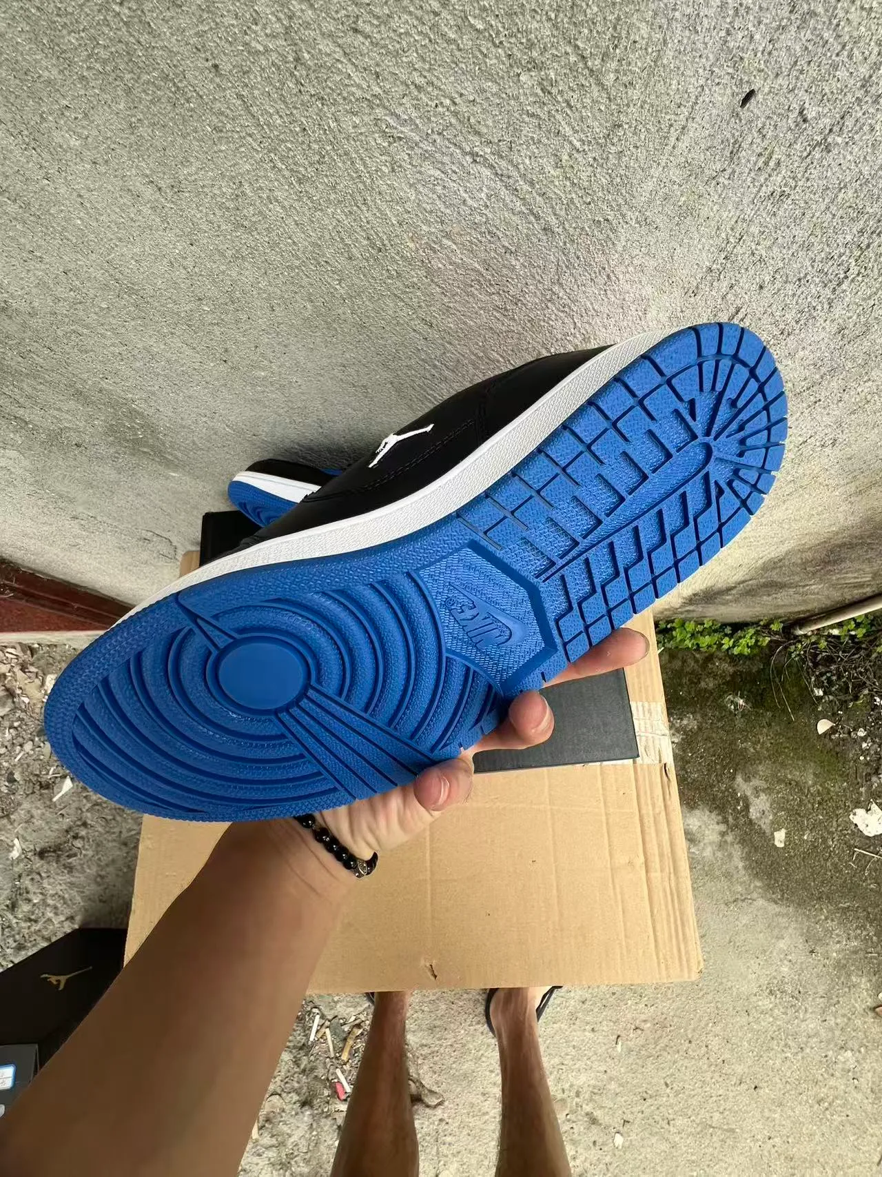 حذاء سنيكرز لايف ستايل Air Jordan 1 Low أسود وأزرق ملكي وأبيض 6