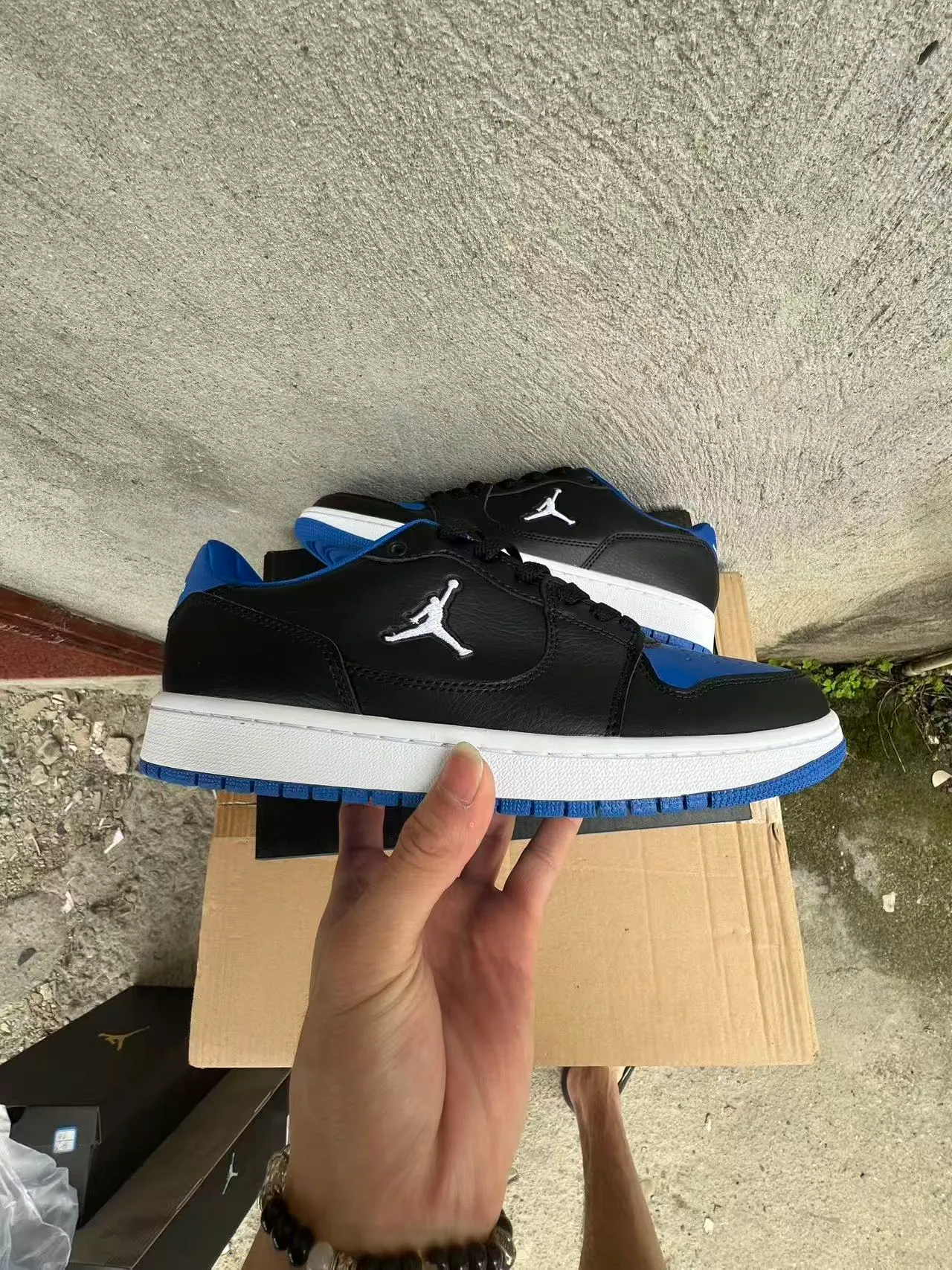 حذاء سنيكرز لايف ستايل Air Jordan 1 Low أسود وأزرق ملكي وأبيض 7