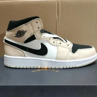 Air Jordan 1 Mid 米白色 黑色 白色 篮球鞋