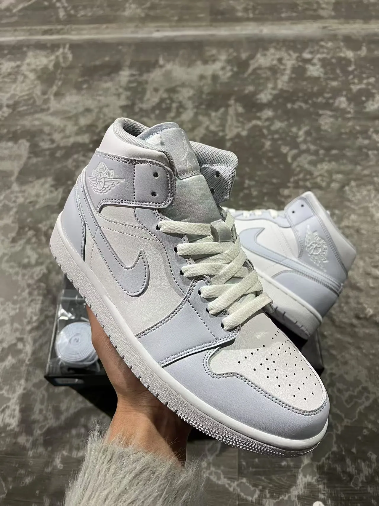 Zapatillas de baloncesto Air Jordan 1 Mid monocromáticas gris claro 2