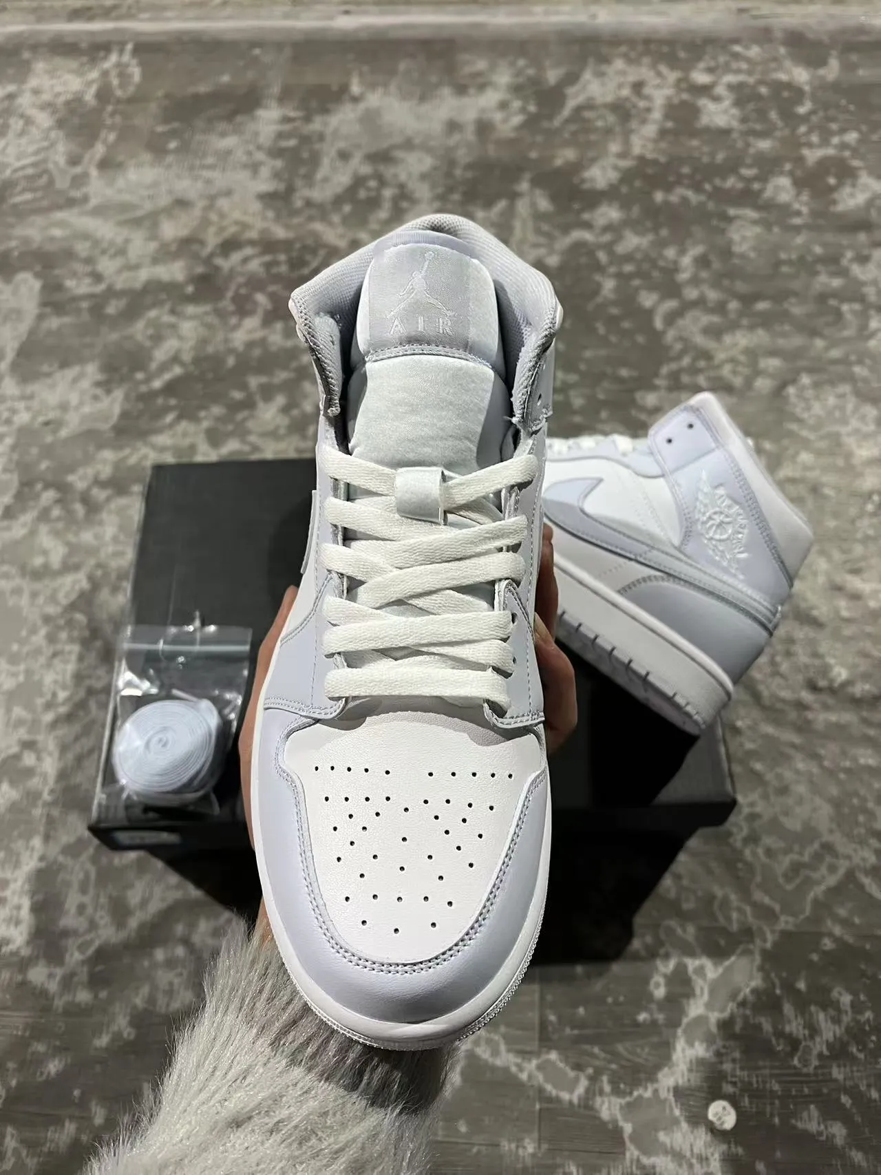 Zapatillas de baloncesto Air Jordan 1 Mid monocromáticas gris claro 3