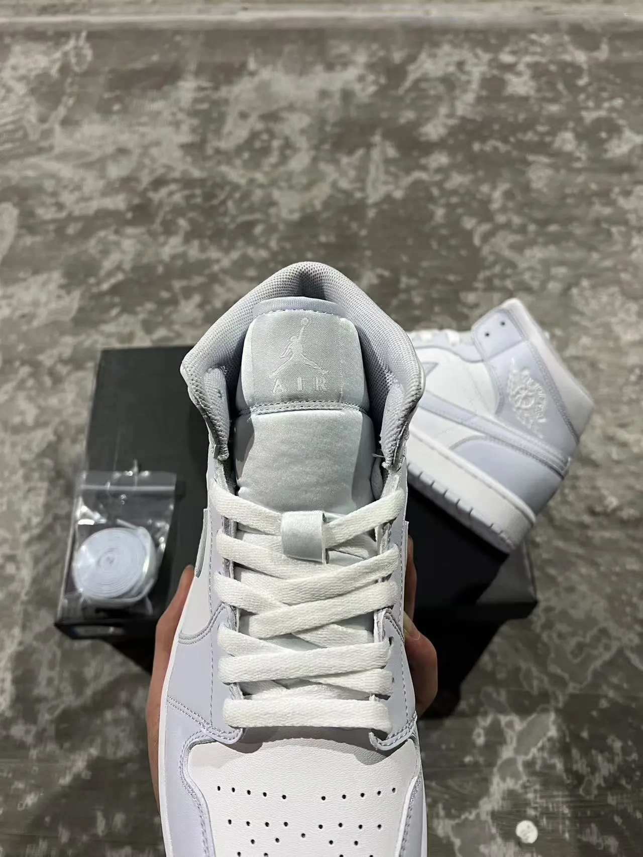 Zapatillas de baloncesto Air Jordan 1 Mid monocromáticas gris claro 4