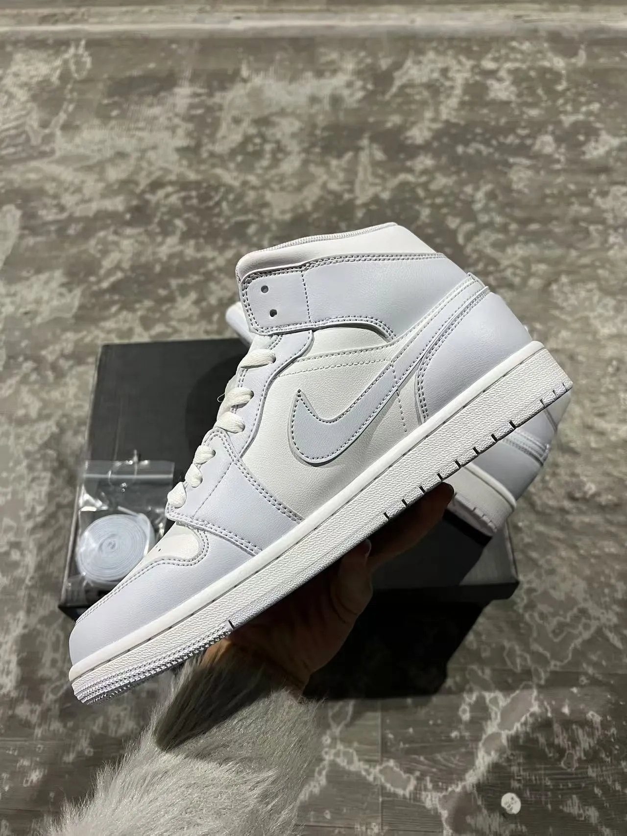Zapatillas de baloncesto Air Jordan 1 Mid monocromáticas gris claro 5