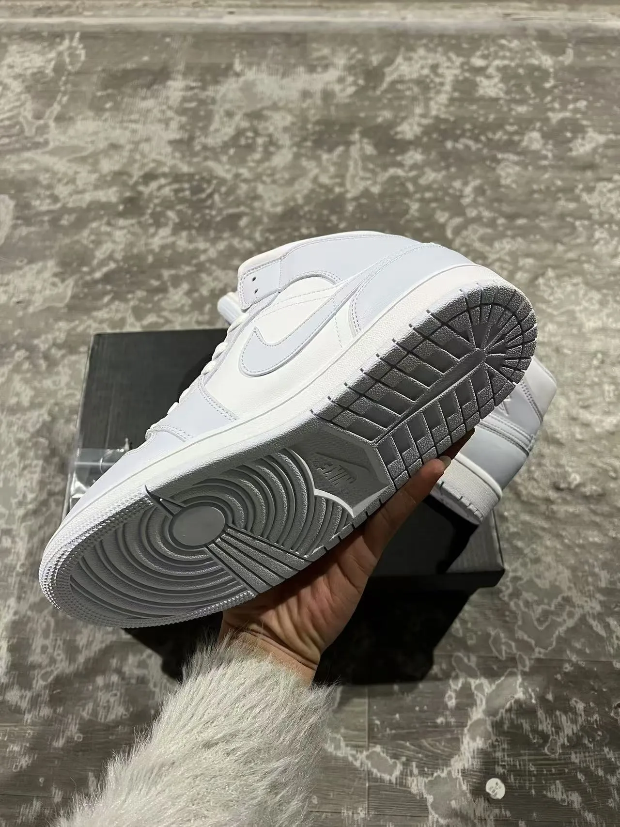 Zapatillas de baloncesto Air Jordan 1 Mid monocromáticas gris claro 6