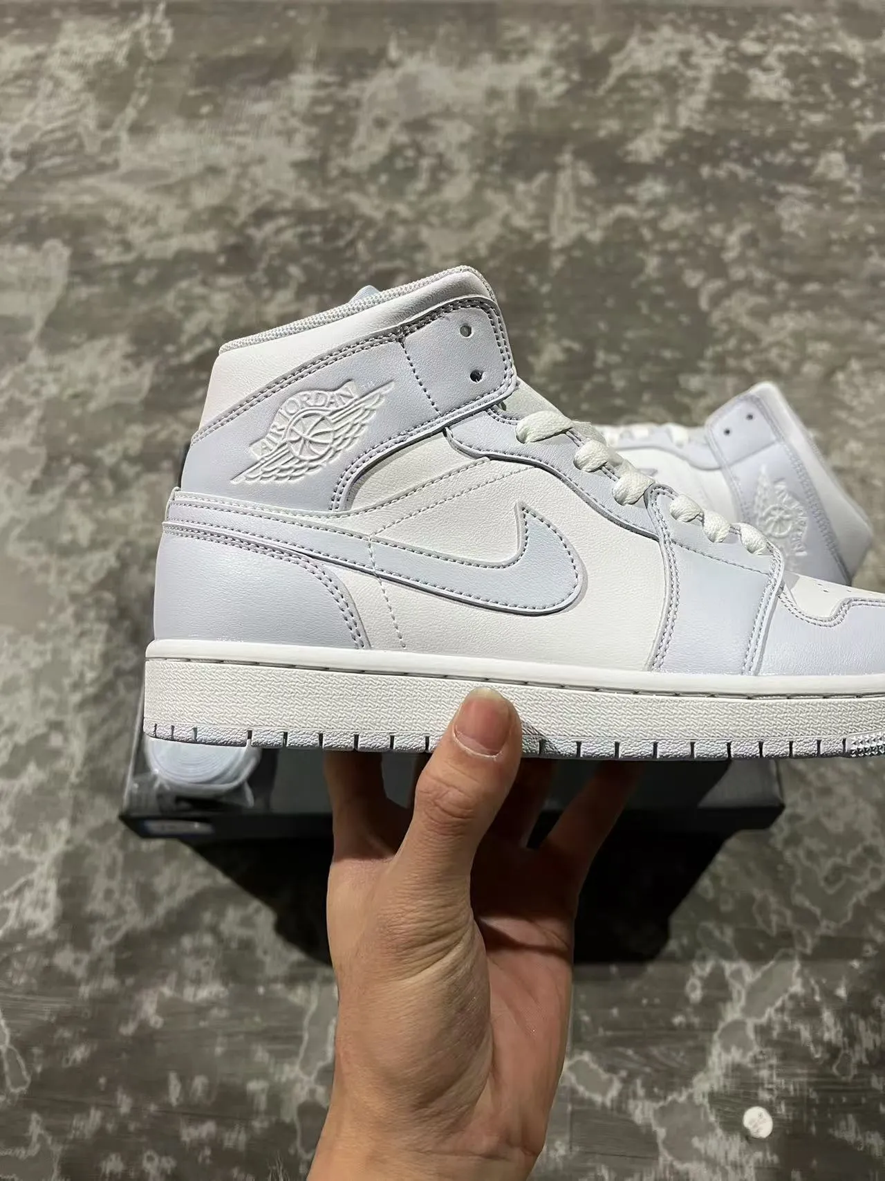 Zapatillas de baloncesto Air Jordan 1 Mid monocromáticas gris claro 7