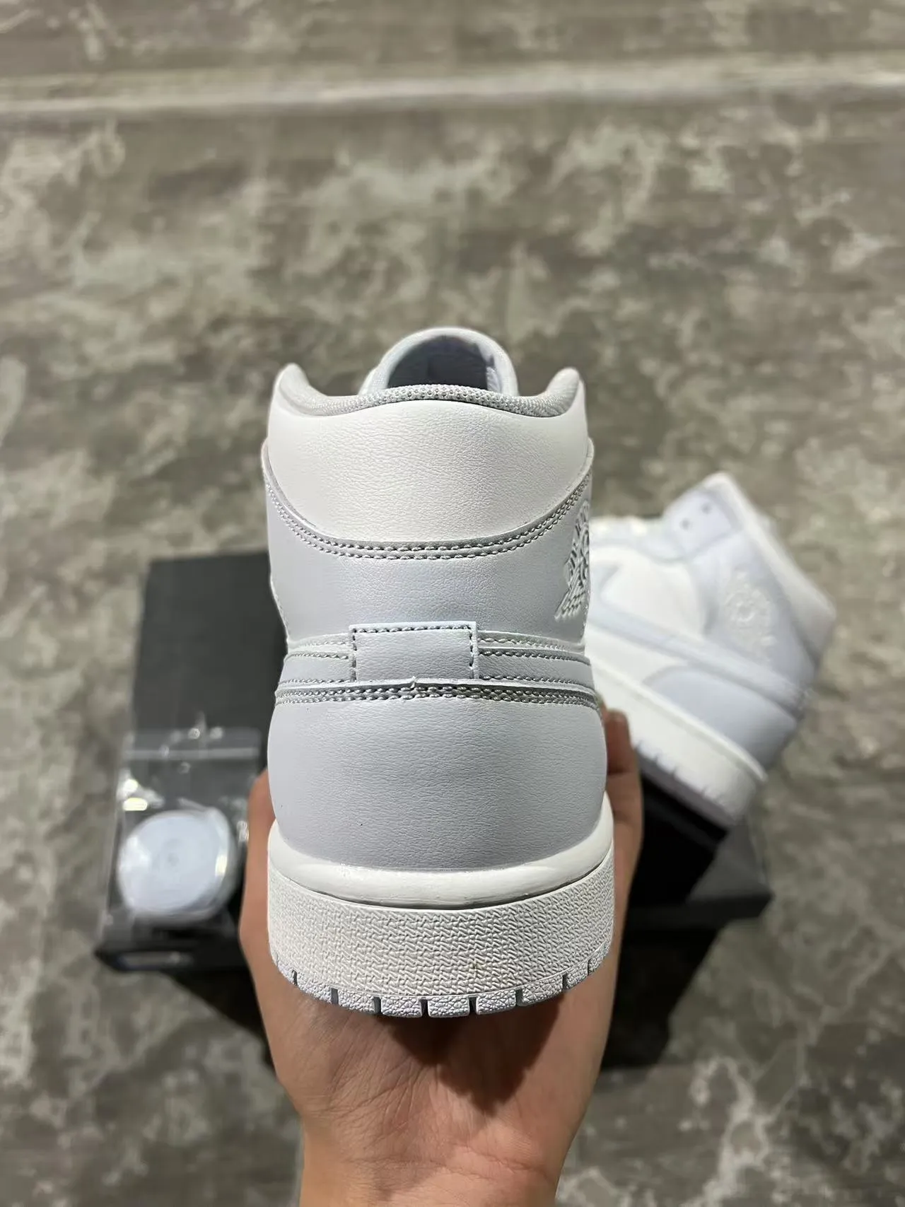 Zapatillas de baloncesto Air Jordan 1 Mid monocromáticas gris claro 8