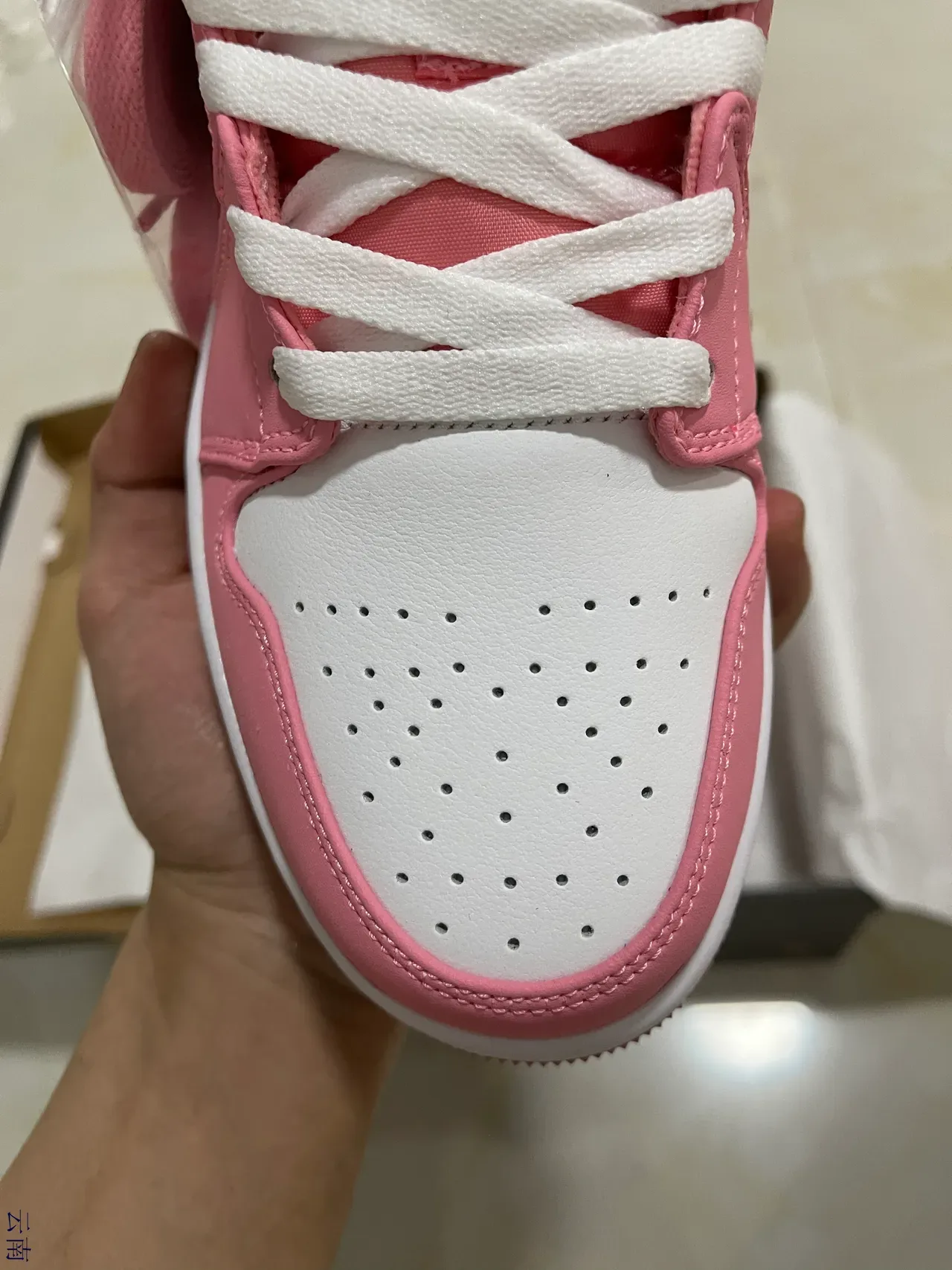 Air Jordan 1 Mid Pink and White Basketball Shoes 3