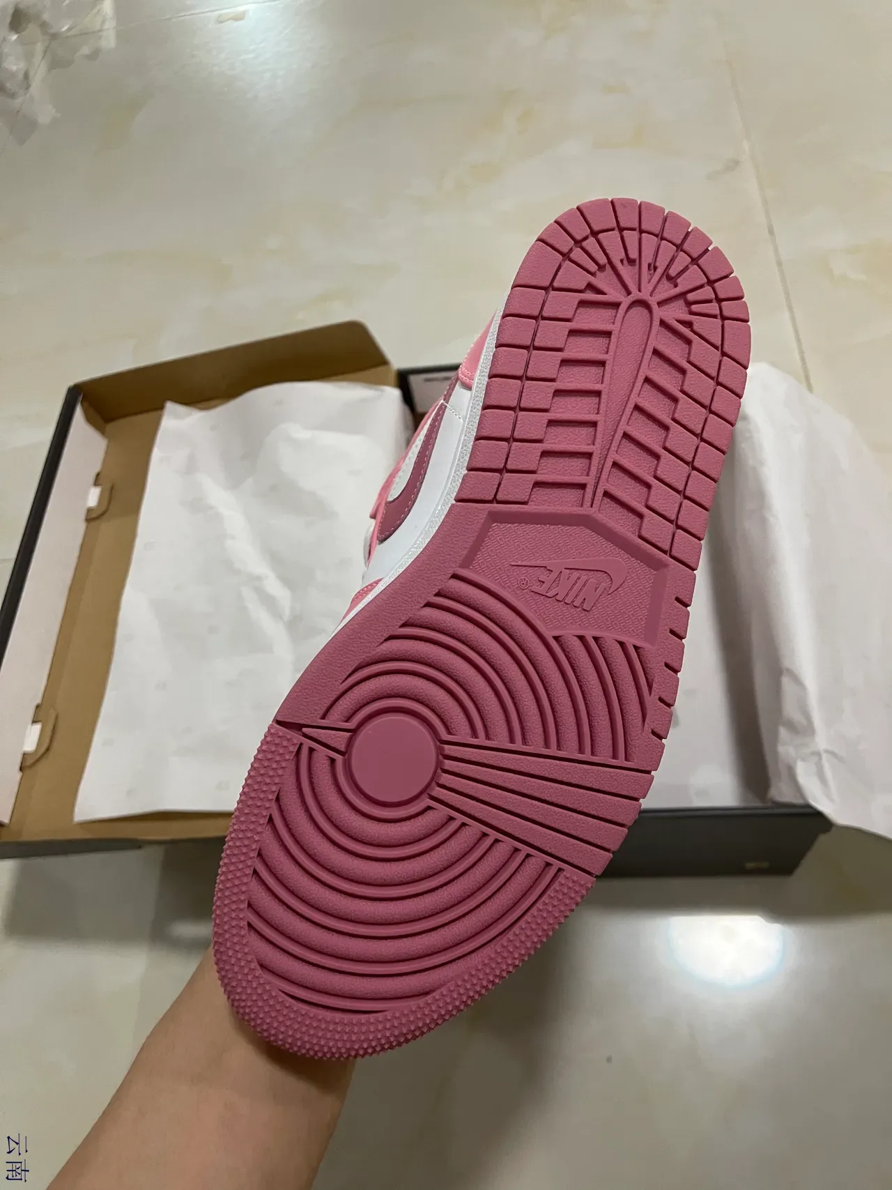 Air Jordan 1 Mid Pink and White Basketball Shoes 5