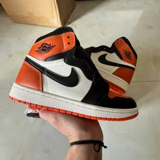 Zapatillas de baloncesto de caña alta con paneles de cuero Air Jordan 1 naranja y negro