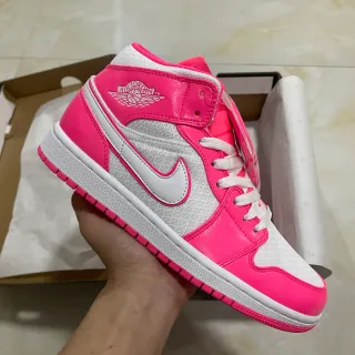 Air Jordan 1 粉白高帮篮球鞋