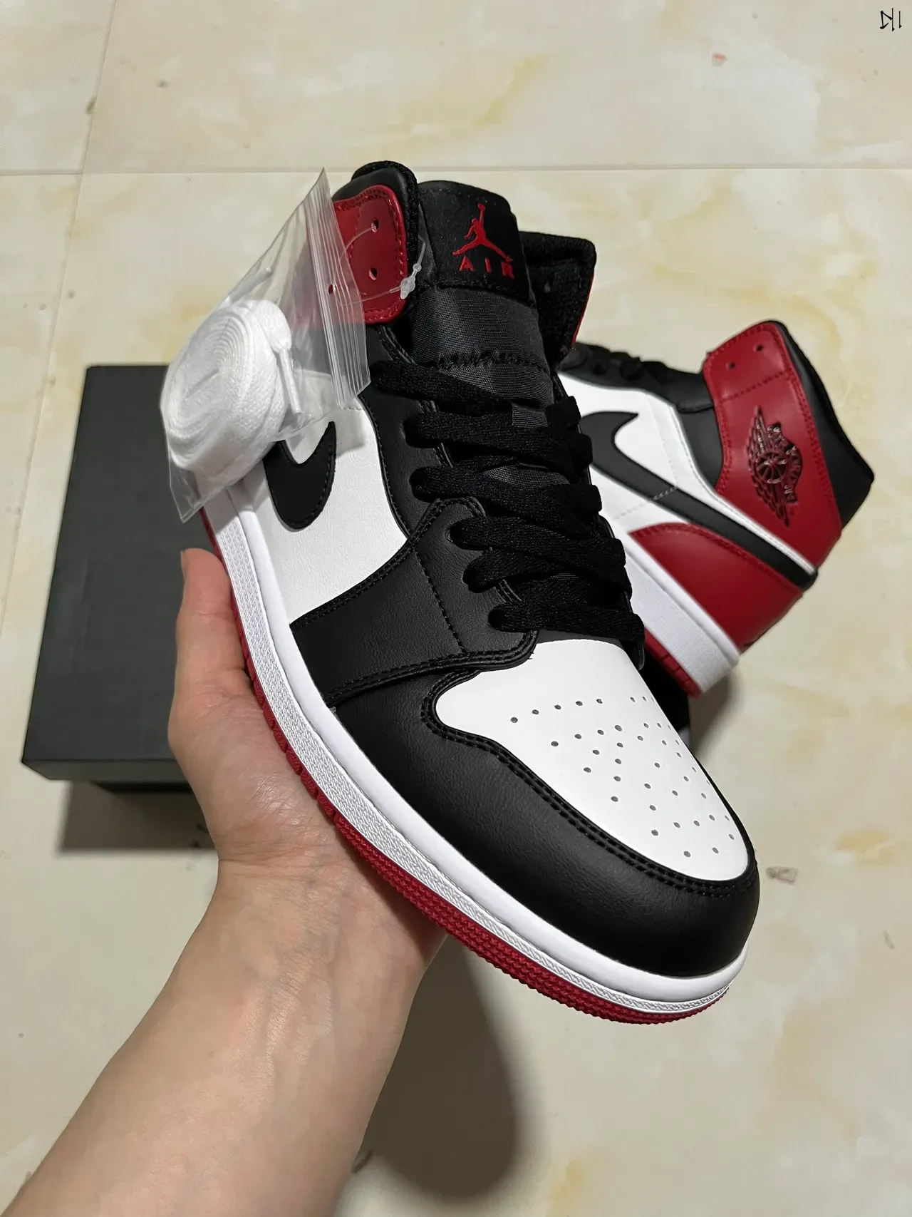 Air Jordan 1 Red Black High-Top Leather-Paneled Basketball Shoes 2