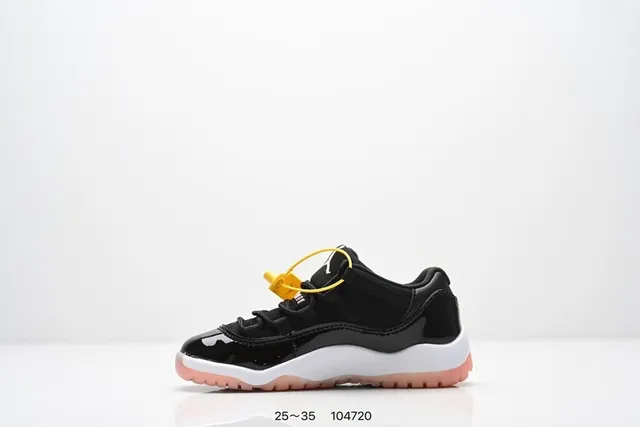 Tênis de basquete Air Jordan 11 em verniz preto com sola azul 3
