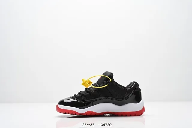 Tênis de basquete Air Jordan 11 em verniz preto com sola azul 4