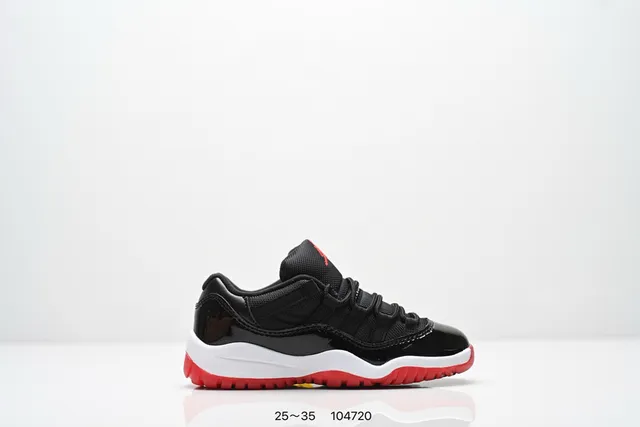 Tênis de basquete Air Jordan 11 em verniz preto com sola azul 7