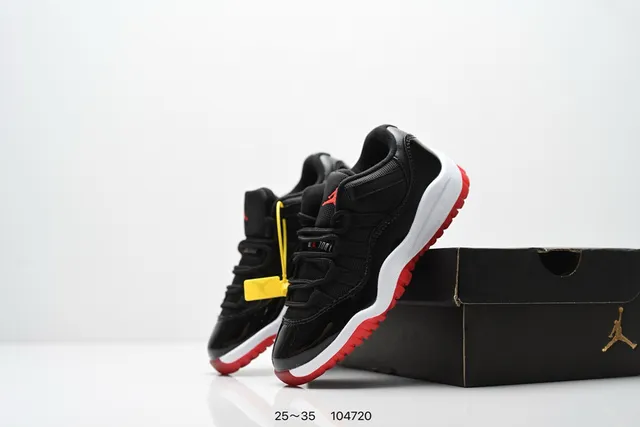 Tênis de basquete Air Jordan 11 em verniz preto com sola azul 8