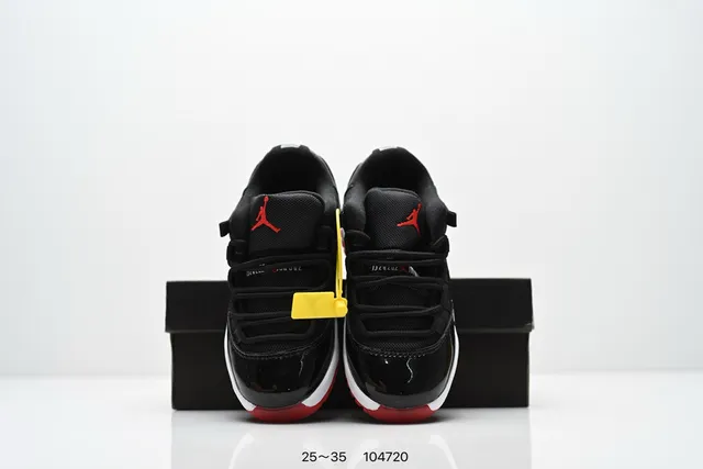 Tênis de basquete Air Jordan 11 em verniz preto com sola azul 9